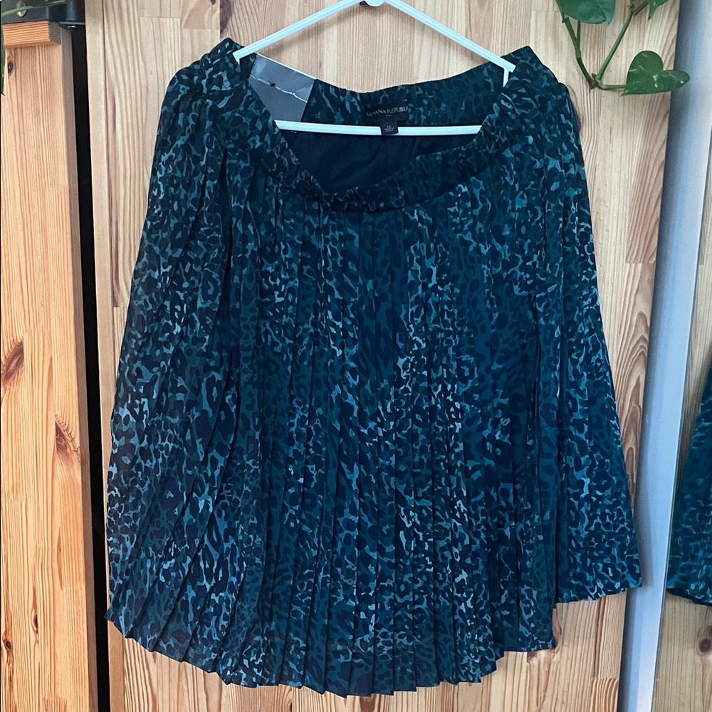 Banana Republic Teal Leopard Print Pleated skirt (size 14)